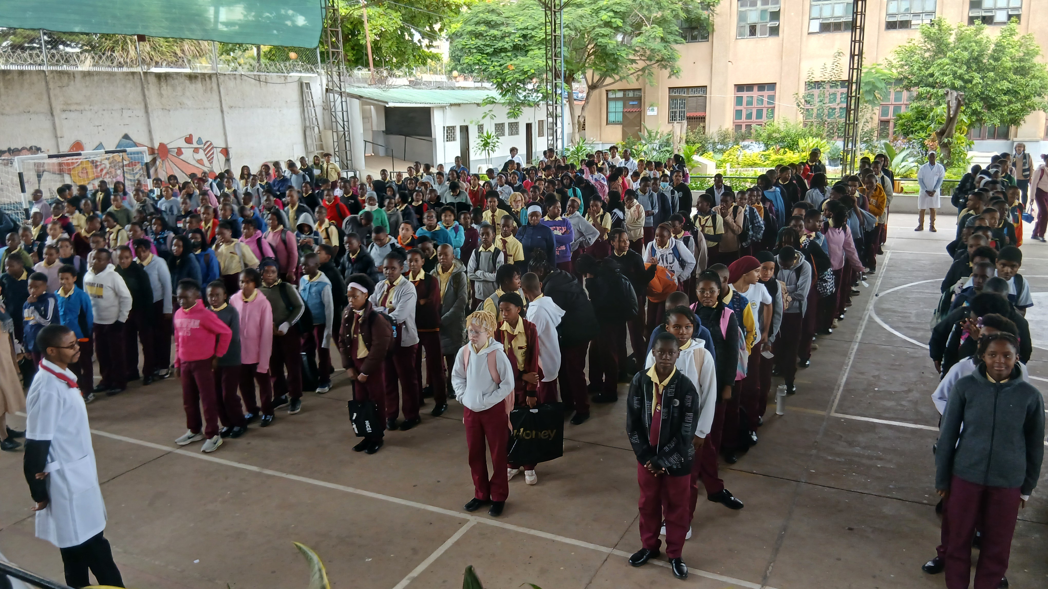 Assembleia geral — toda a comunidade escolar reunida