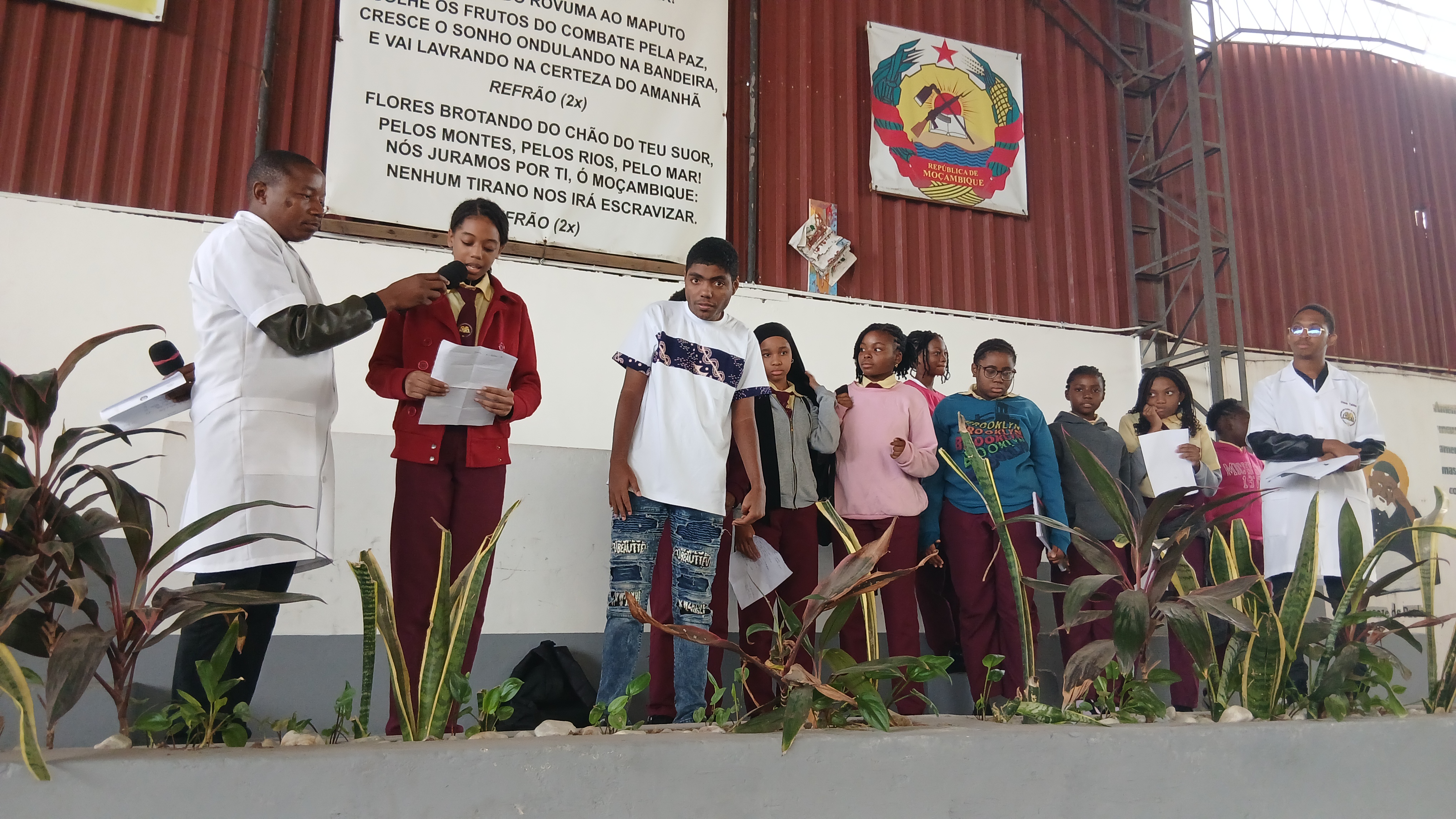 Momento cívico — alunos no palco