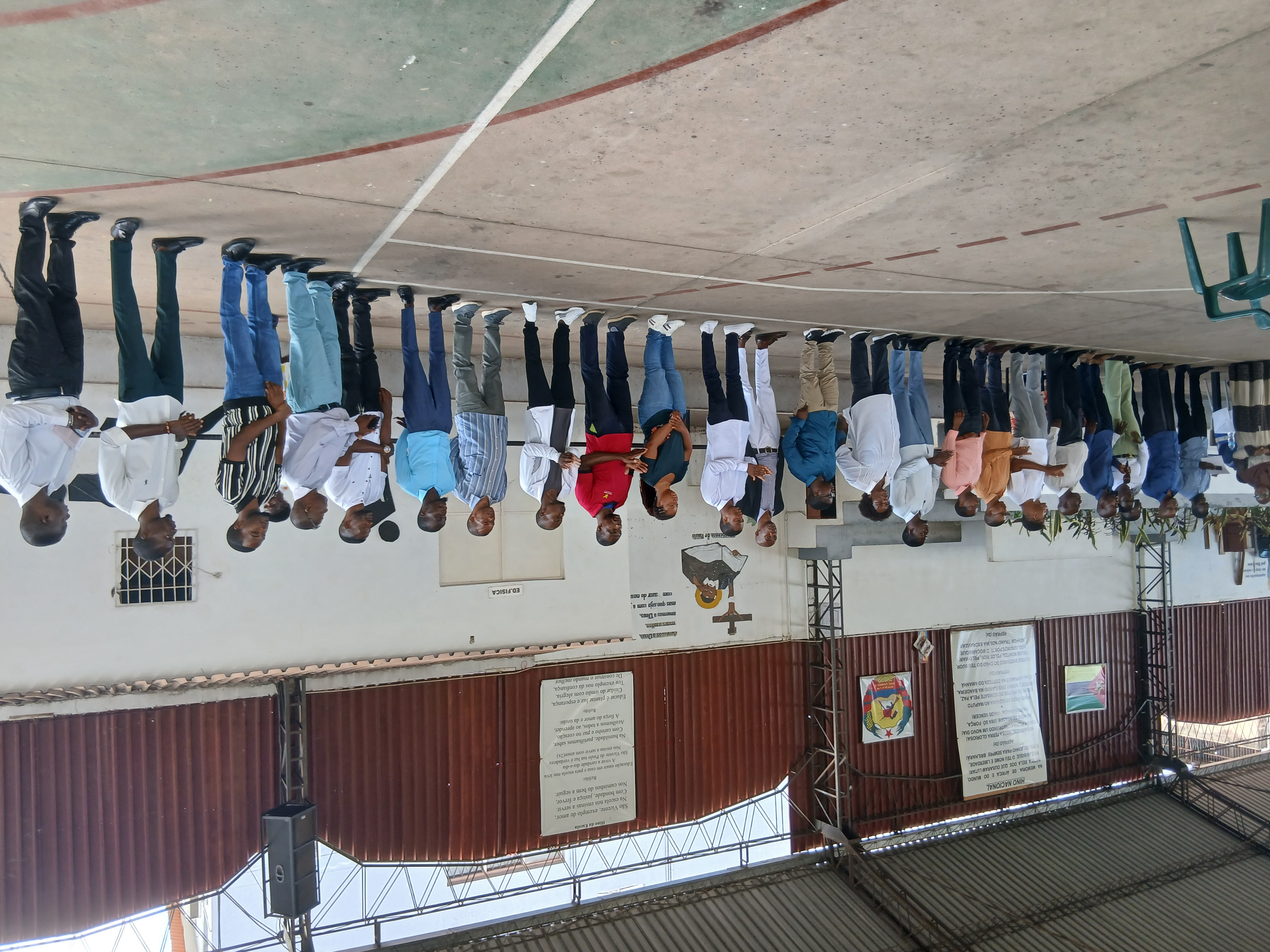 Assembleia escolar — comunidade reunida